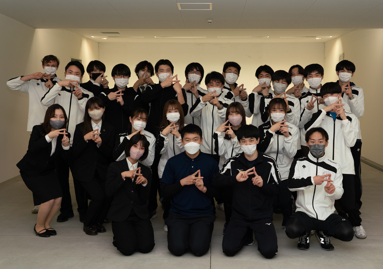 「４」のサインで集合写真